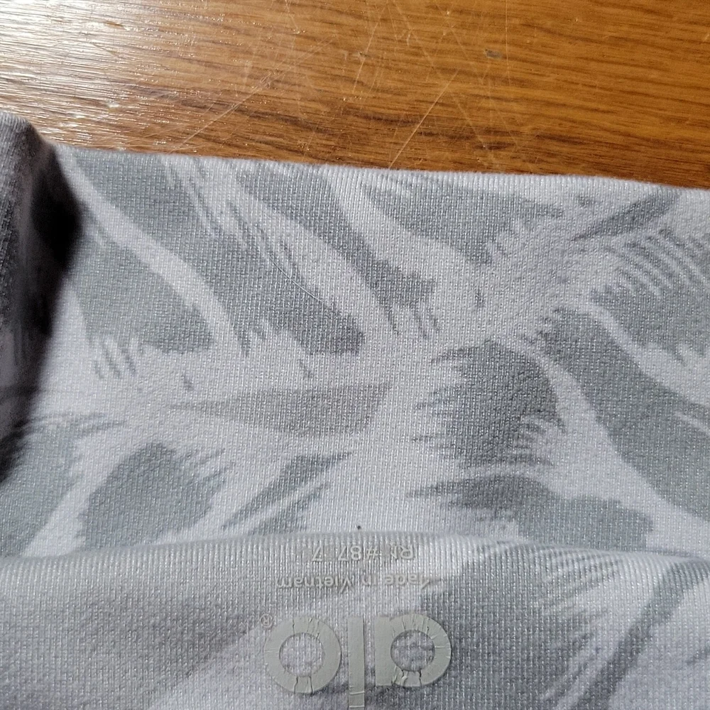 ALO gray white high waisted full length yoga leggingd  small
